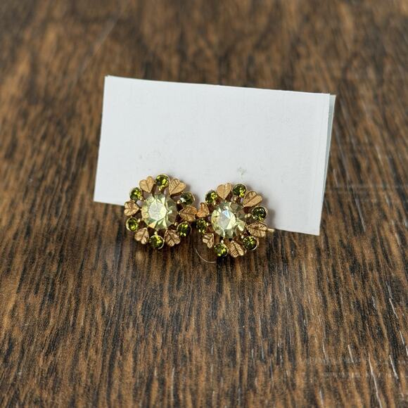 Avon Vintage Clip On Earrings Gold Tone Green Rhinestone Flower Design - Picture 1 of 3